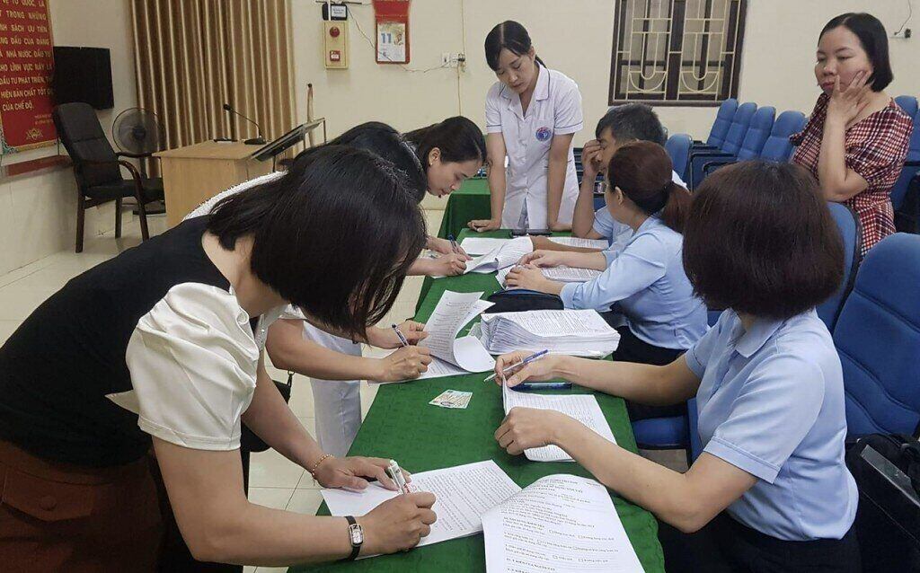 Federacion Laboral del Distrito de Dan Phuong en colaboracion con el Fondo de Trabajadores Pobres y Empleados del Capital Desarrollo de Procedimientos Economicos Economicos Economicos para el desembolso de los prestamos a los miembros de la Union en 2024. Foto: Colegio Comunitario
