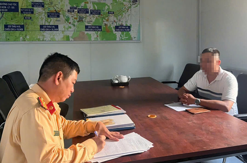 Lực lượng chức năng làm việc với tài xế Đ. Ảnh: Cục Cảnh sát giao thông