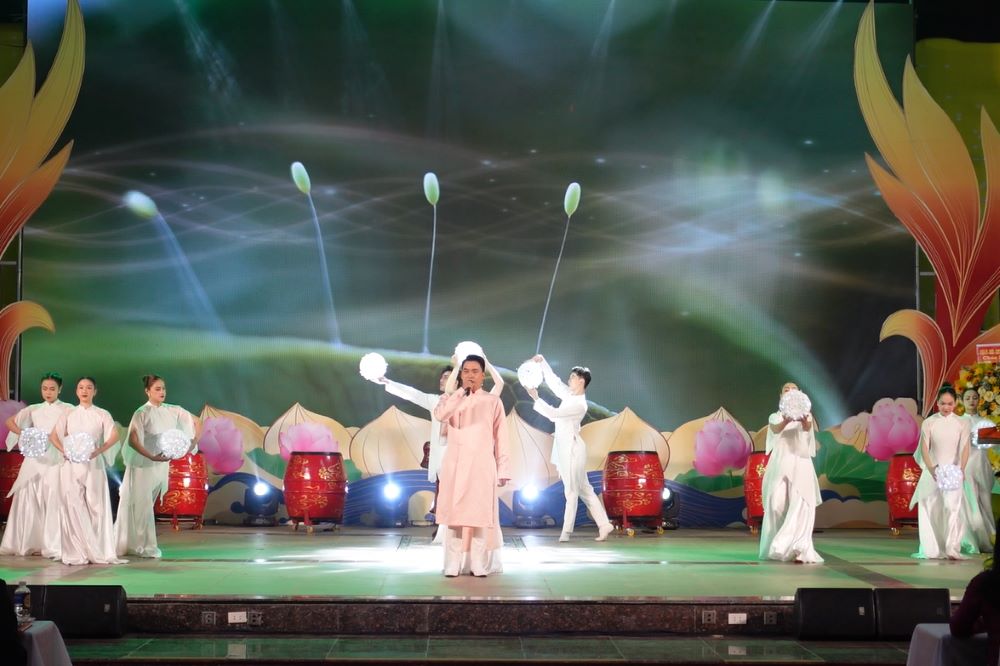 People and tourists come to offer incense early at the Quan The Am Festival. Photo: TT