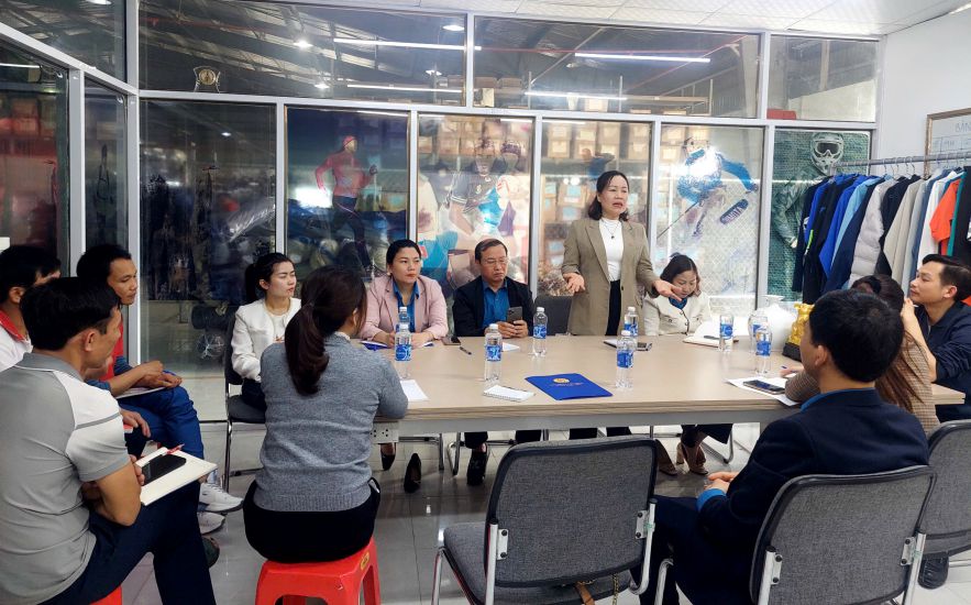 Ms. Trinh Thi Hoa - Permanent Vice President of the Thanh Hoa Provincial Federation of Labor and the working delegation visited and grasped the labor relations situation at Van Ha Garment Company Limited. Photo: Quach Du