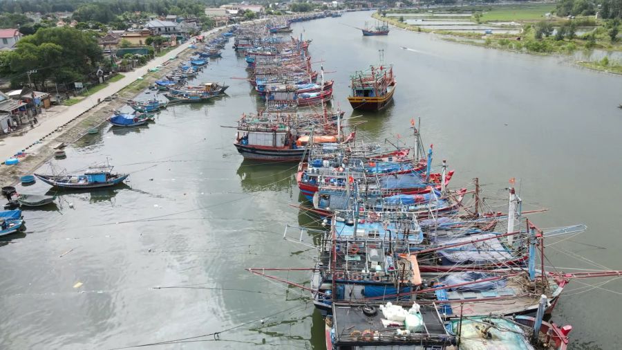 Due to the lack of workers going to sea, many fishing boats in Quang Tri province have to lie ashore. Photo: Hung Tho