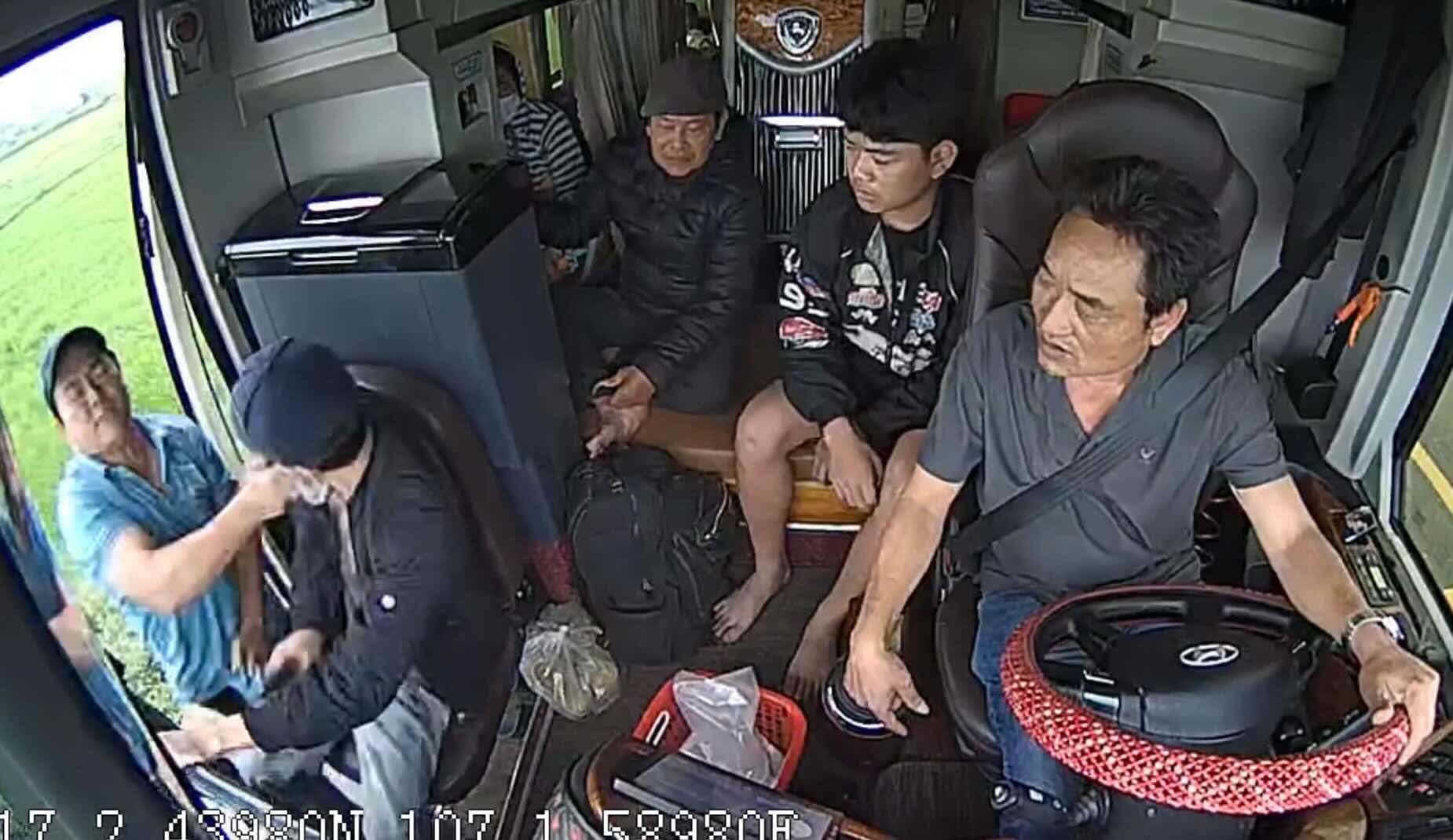 Hue Thi Bus Company temporarily let its employee quit when they hit another vehicle's sidecar. Photo cut from clip