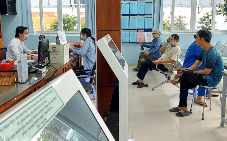 Resolving administrative procedures for people at the People's Committee of Ward 1, Go Vap District (HCMC). Photo: Minh Quan