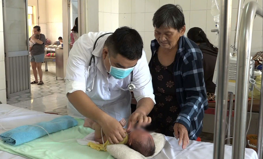 Sa Dec General Hospital doctor examines a child with measles. Photo: Thanh Thanh