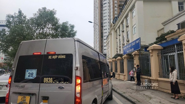 Xe dua don hoc sinh dan bien nhan dien chua dong nhat. Anh: Minh Hanh