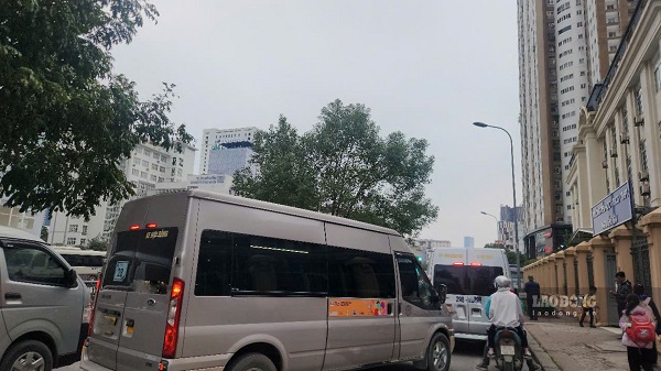 Bien nhan dien xe dua don hoc sinh chiec xe nay duoc dan ben suon xe. Anh: Minh Hanh