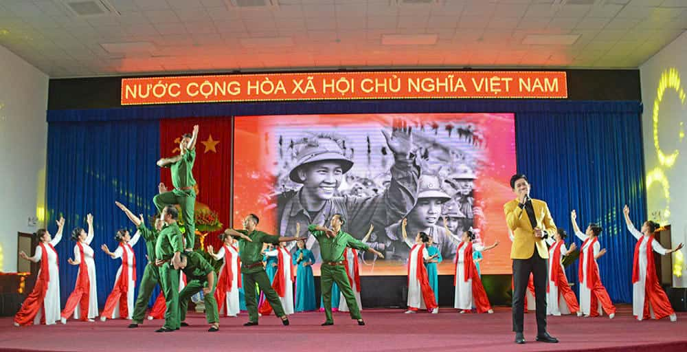 Hoạt động văn hoá, nghệ thuật tạo khí thế sôi nổi chào đón kỷ niệm 50 năm Ngày Giải phóng. Ảnh: Thanh Tuấn 