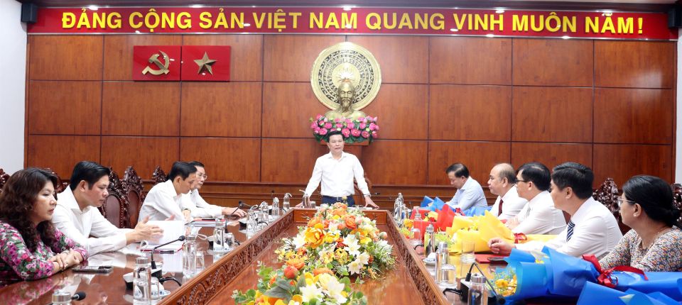 Scene of the announcement ceremony of the Provincial Party Committee Standing Committee's decision on merging Long An Newspaper and Long An Radio and Television Station. Photo: Long An Portal