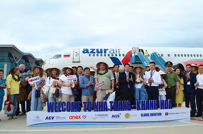 Khanh Hoa provincial leaders and units welcomed Russian tourists at Cam Ranh International Airport on the afternoon of March 17. Photo: Nguyen Phat