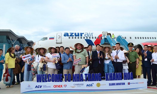 Lãnh đạo tỉnh Khánh Hòa cùng các đơn vị chào đón du khách Nga tại Sân bay Quốc tế Cam Ranh chiều 17.3. Ảnh: Nguyễn Phát