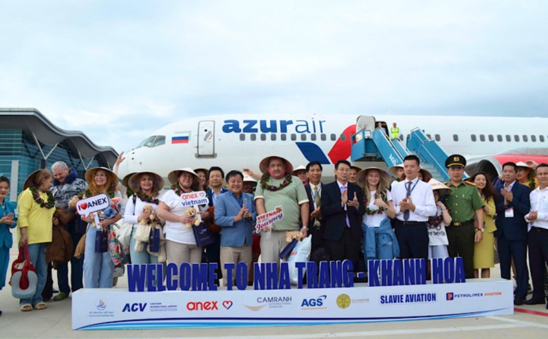 Khanh Hoa provincial leaders and units welcomed Russian tourists at Cam Ranh International Airport on the afternoon of March 17. Photo: Nguyen Phat