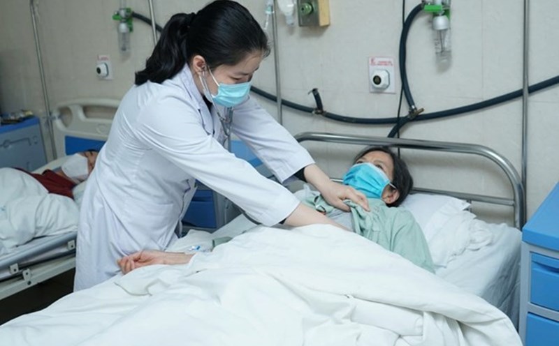 Voters in Quang Ngai province proposed raising the starting salary for doctors and masters who have just graduated. Illustrative photo: E Hospital