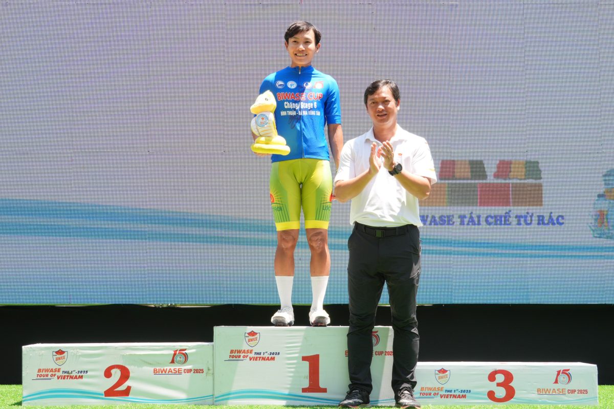 Nguyen Thi That rushed back first, winning a green shirt for the 6th stage of the Binh Duong International Women's Cycling Tournament - Biwase Cup 2025. Photo: Thanh An