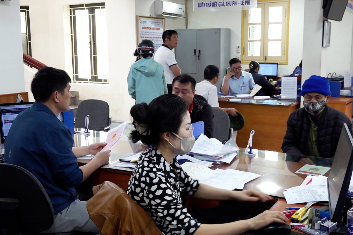 Giai quyet thu tuc hanh chinh dat dai tai Trung tam Phuc vu Hanh chinh cong TX Quang Yen, tinh Quang Ninh. Anh: Doan Hung
