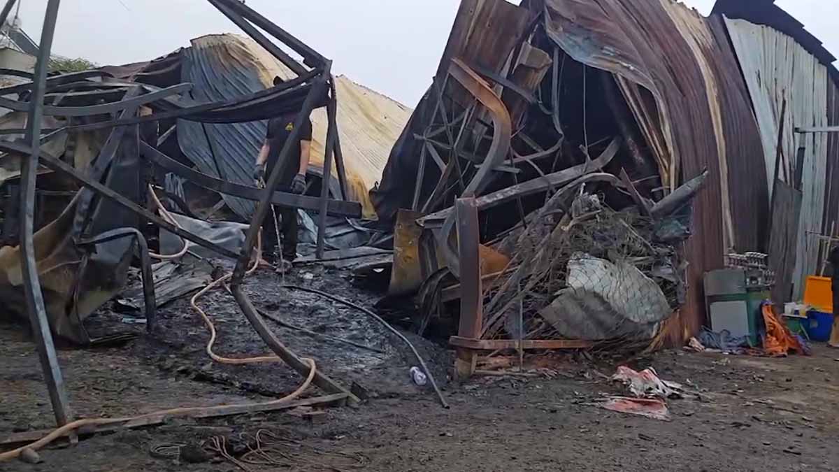The fire collapsed part of an iron workshop in Ho Chi Minh City. Photo: Dong Hoang
