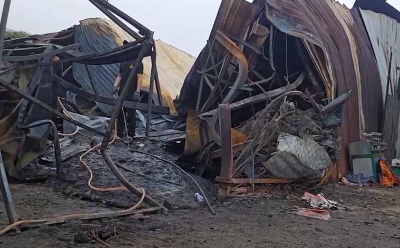 The fire collapsed part of an iron workshop in Ho Chi Minh City. Photo: Dong Hoang