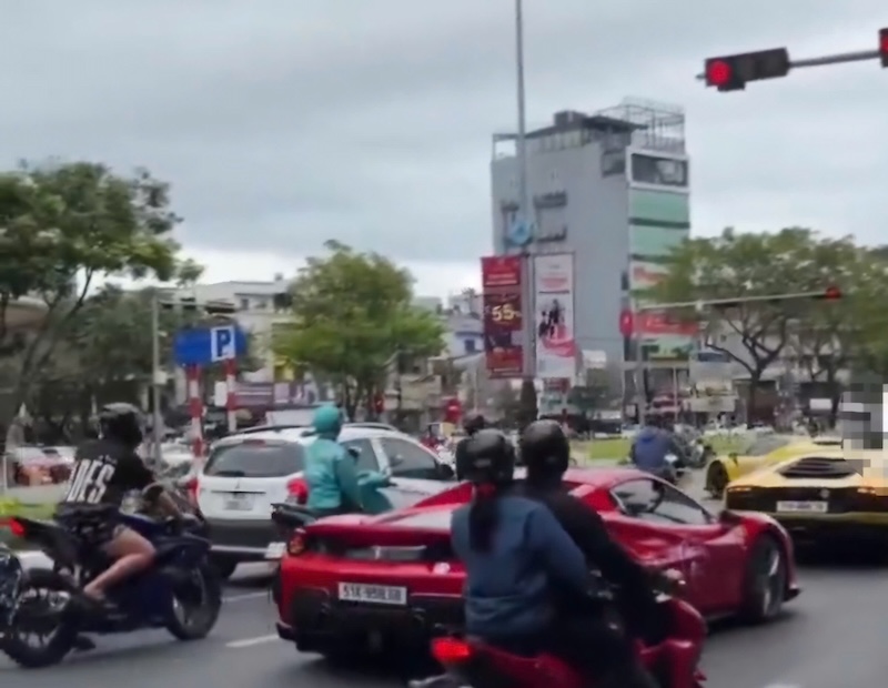 Siêu xe ngang nhiên vượt đèn đỏ tại Đà Nẵng. Ảnh cắt từ clip