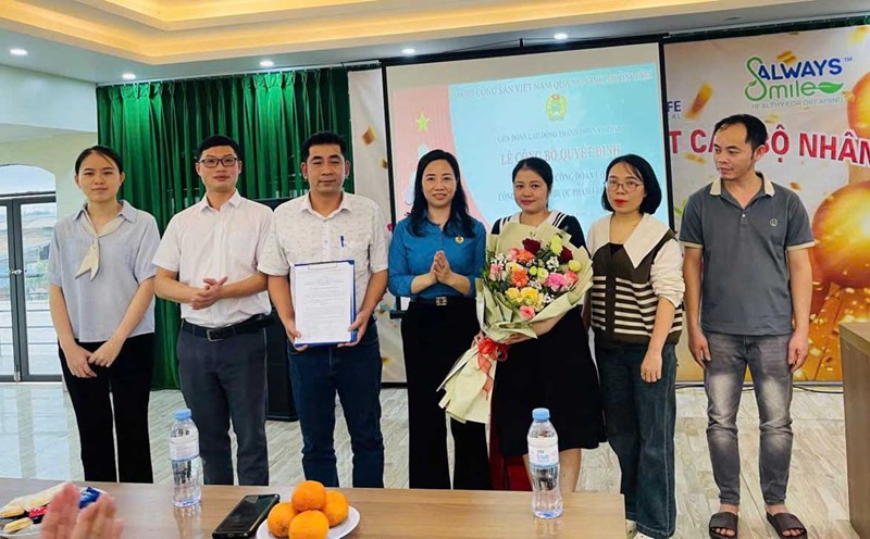 Establishing a grassroots trade union of Fresh Life Pharmaceutical Joint Stock Company (Nam Dinh City). Photo: Nam Dinh City Trade Union