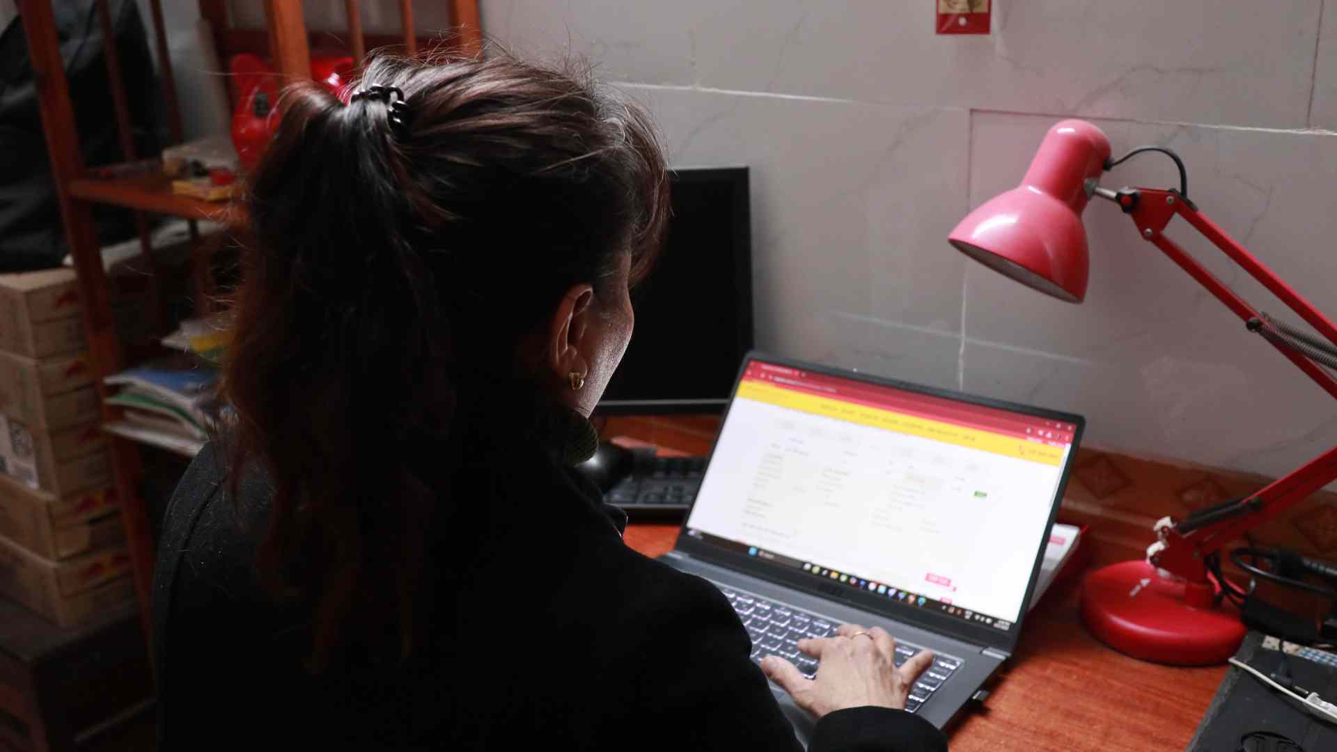 In the face of high airfares during the April 30 - May 1 holiday, many people are hesitant when planning their travel. Photo: Huyen Trang