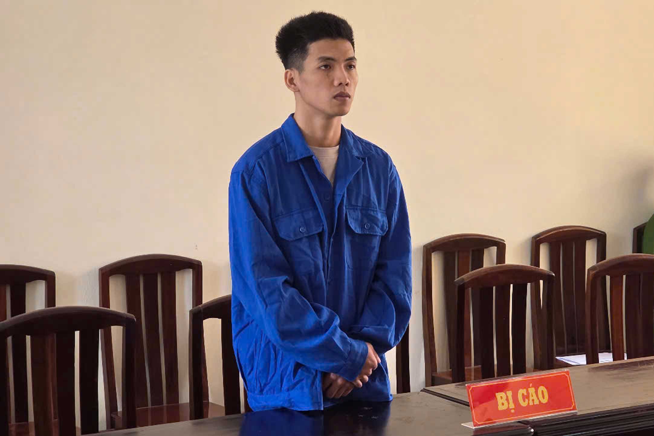 Taking advantage of his job as a taxi driver, Long took many people across the border to cross the border. Photo: Van Vu