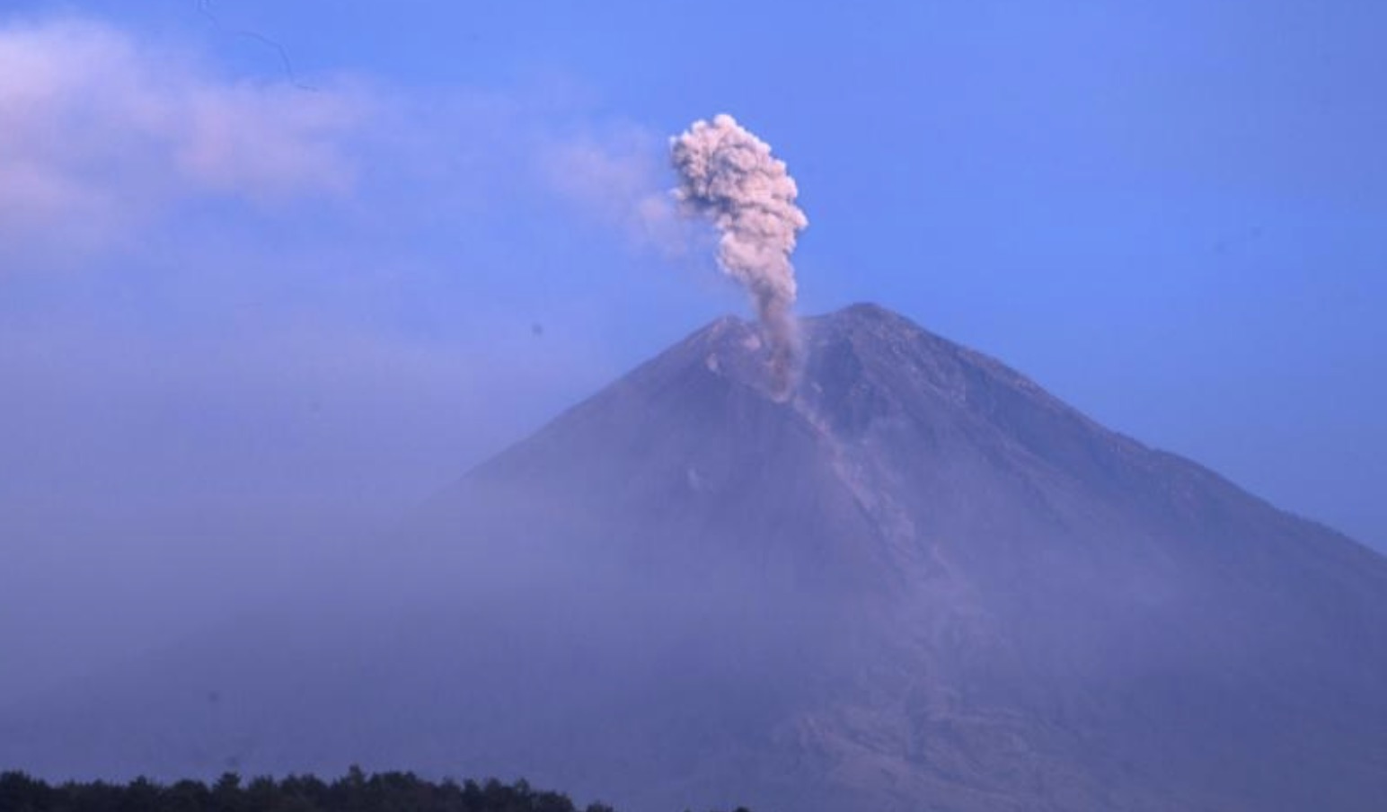 An outbreak of Volcano Semeru in Indonesia. Photo: Xinhua