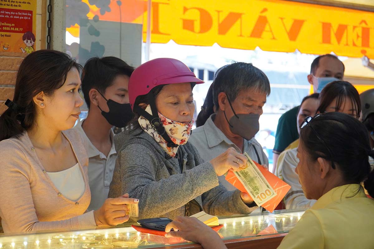 Gold price is nearly 97 million, people make 5 times more profit after 17 years. Photo: Ngoc Le