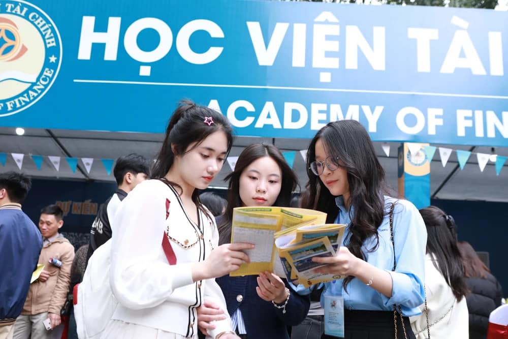 Học sinh nghe tư vấn tuyển sinh của Học viện Tài chính. Ảnh: Nhà trường cung capas