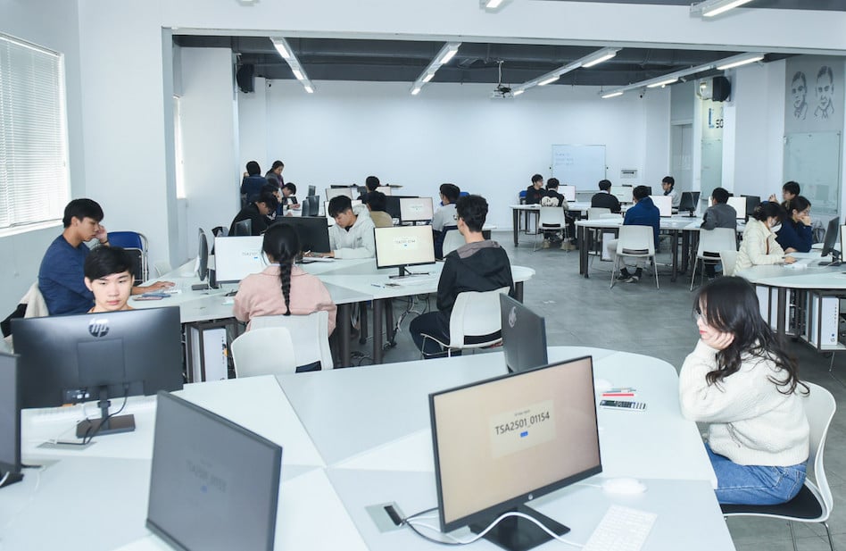Candidates taking the first round of the Hanoi University of Science and Technology thinking assessment exam. Photo: Van Trang