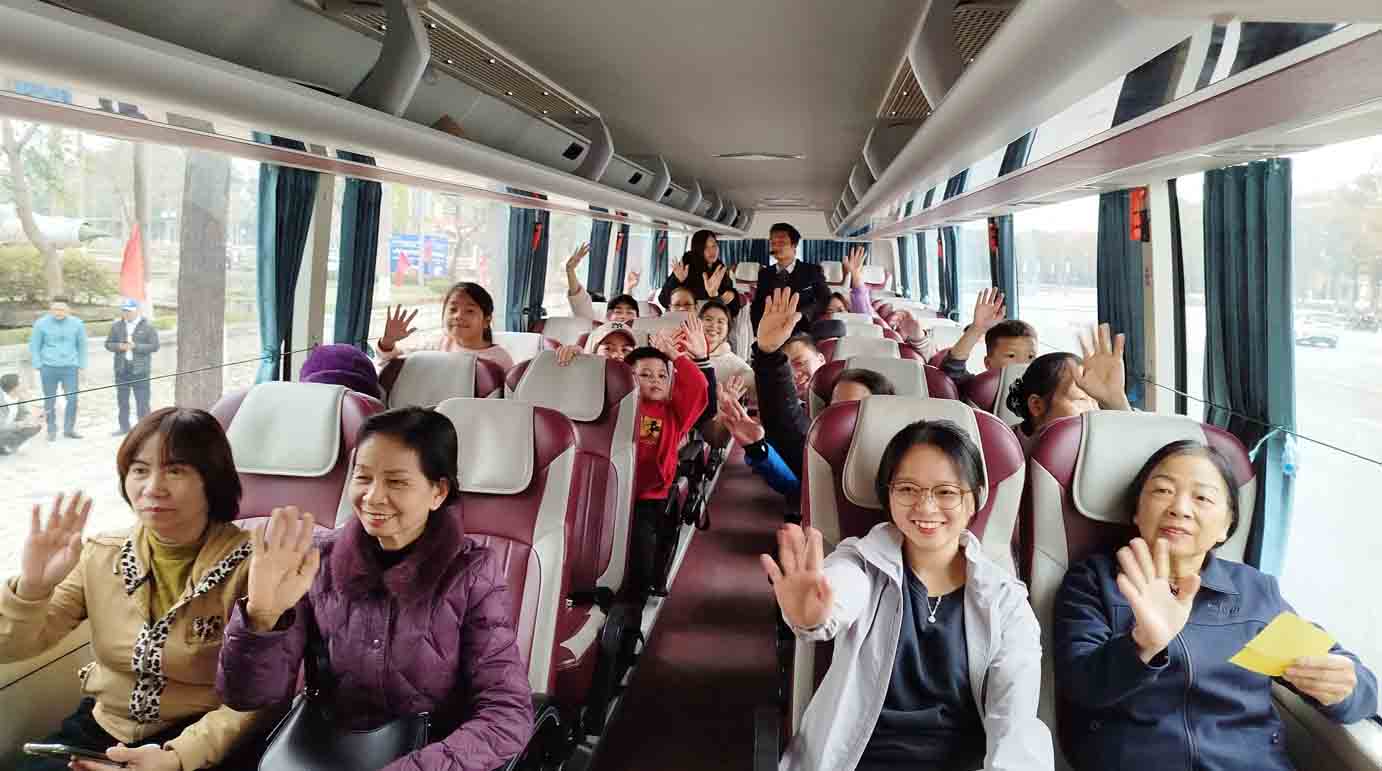 People and tourists are excited to participate in the experiential tour in Bac Ninh. Photo: Dang Hoa