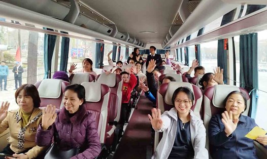 Nhân dân và du khách hào hứng tham gia tour du lịch trải nghiệm tại Bắc Ninh. Ảnh: Đăng Hòa