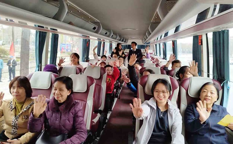 People and tourists are excited to participate in the experiential tour in Bac Ninh. Photo: Dang Hoa
