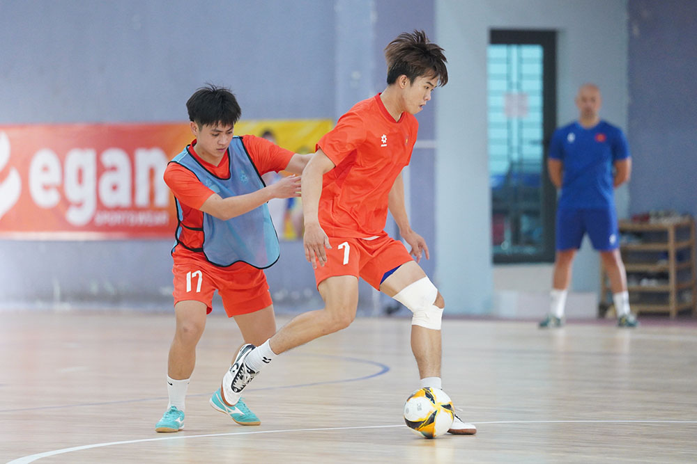 The Vietnam futsal team practices the first session of the training session in Ho Chi Minh City. Photo: Thanh Vu