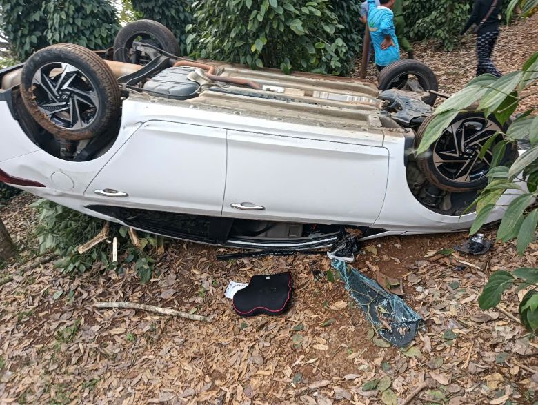 The scene of the car overturned. Photo: Lam Hong