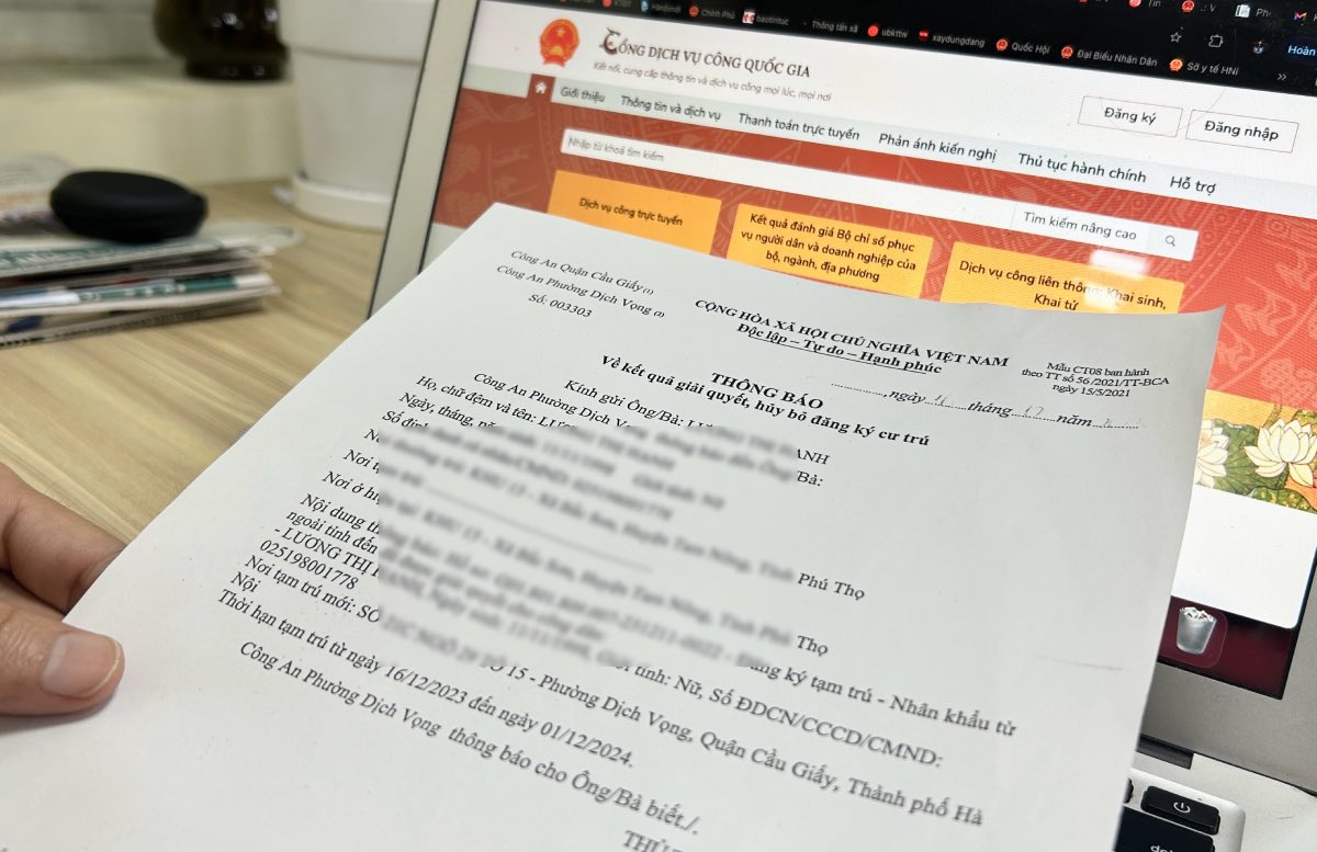 Citizens can receive results of temporary residence registration directly. Photo: Huong Nha