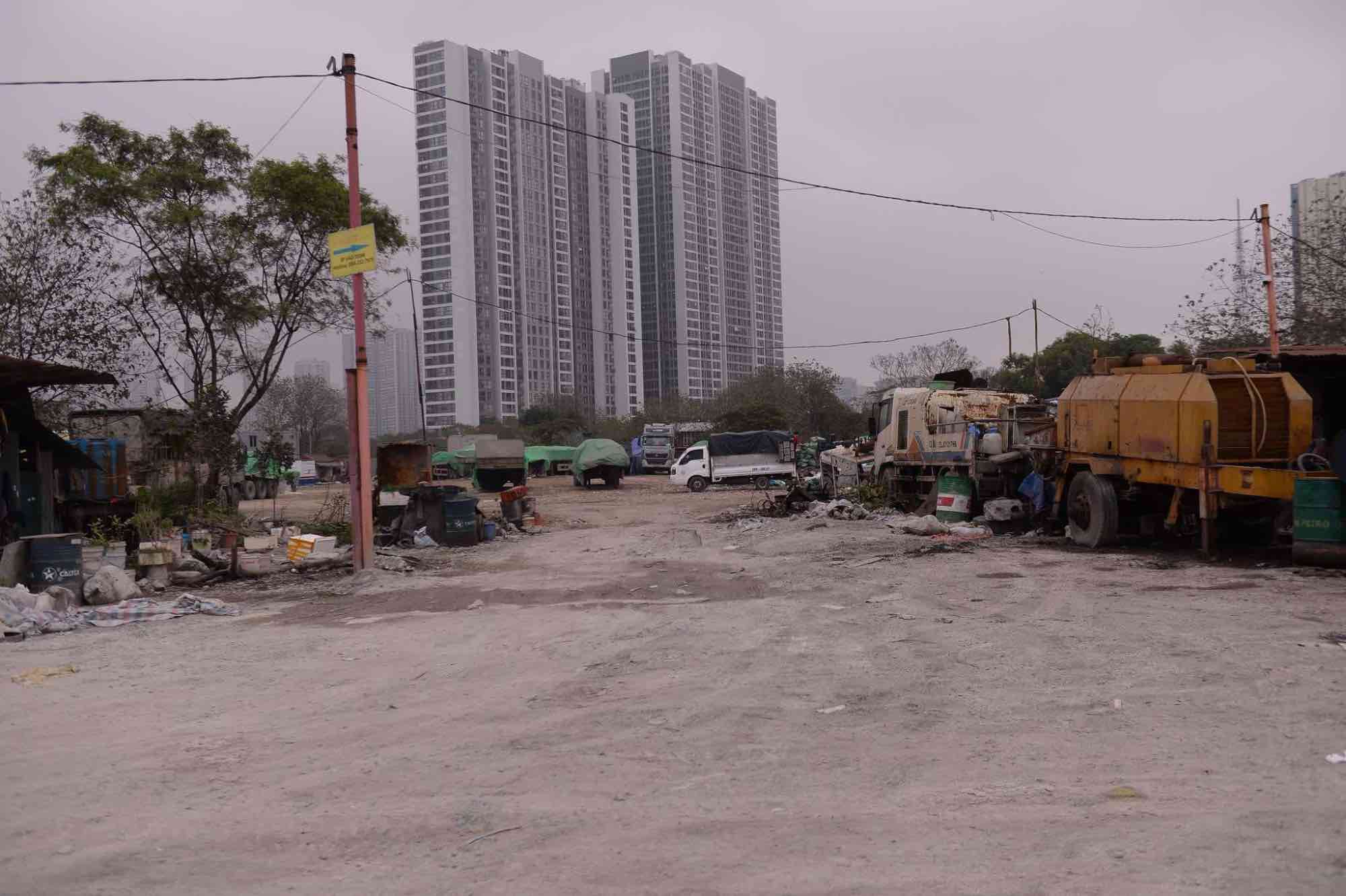 4.3 hectares of agricultural land in Nam Tu Liem (Hanoi) were arbitrarily used by many individuals as warehouses and scrap yards. Photo: Nguyen Hai