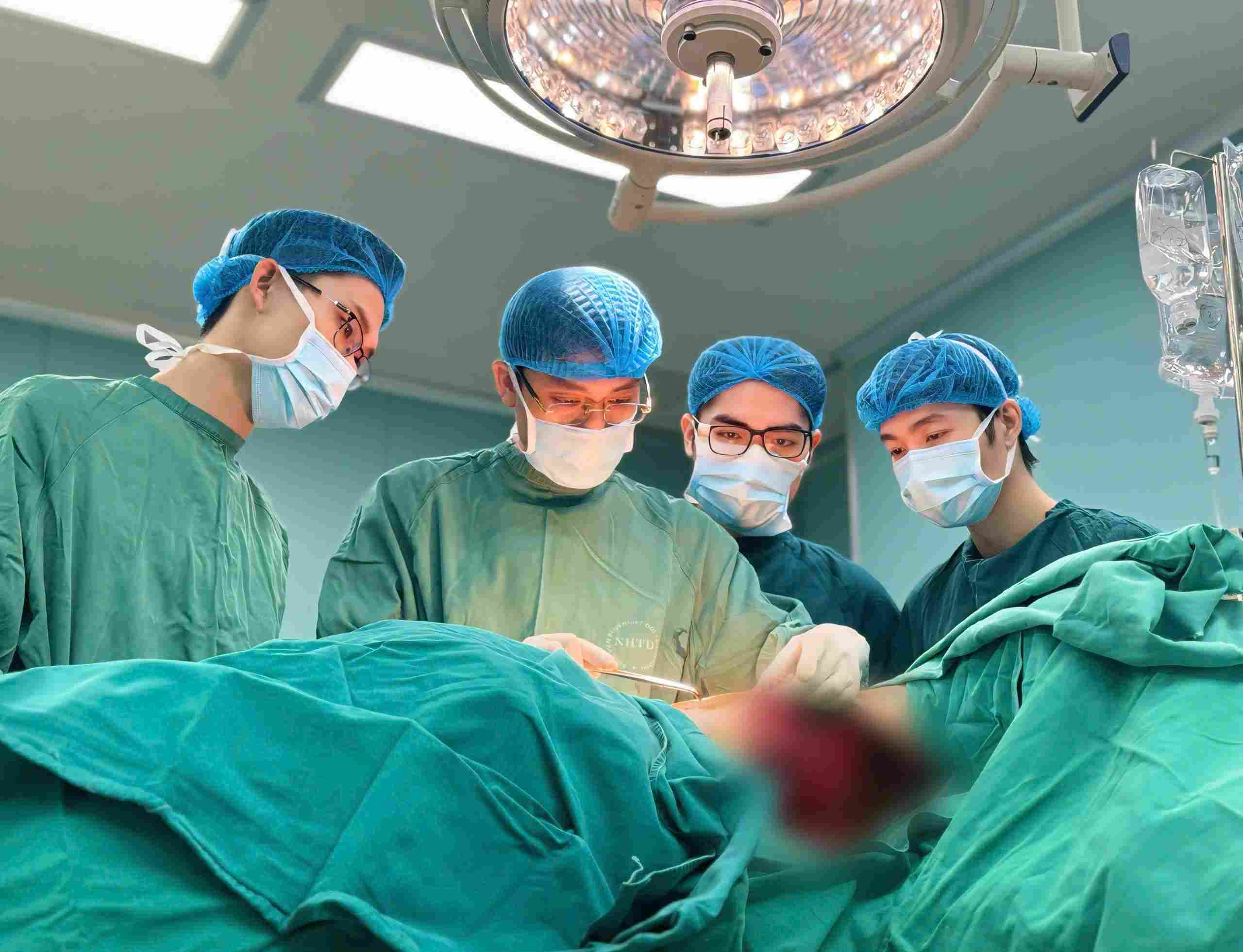 Phẫu thuật tái tạo sau 16 đợt hóa trị ung thư vú cho bệnh nhân. Ảnh: Thanh Đặng