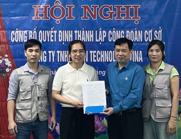 Leaders of the Bac Giang City Labor Federation presented the decision to establish a grassroots trade union. Photo: Bac Giang City Labor Federation.