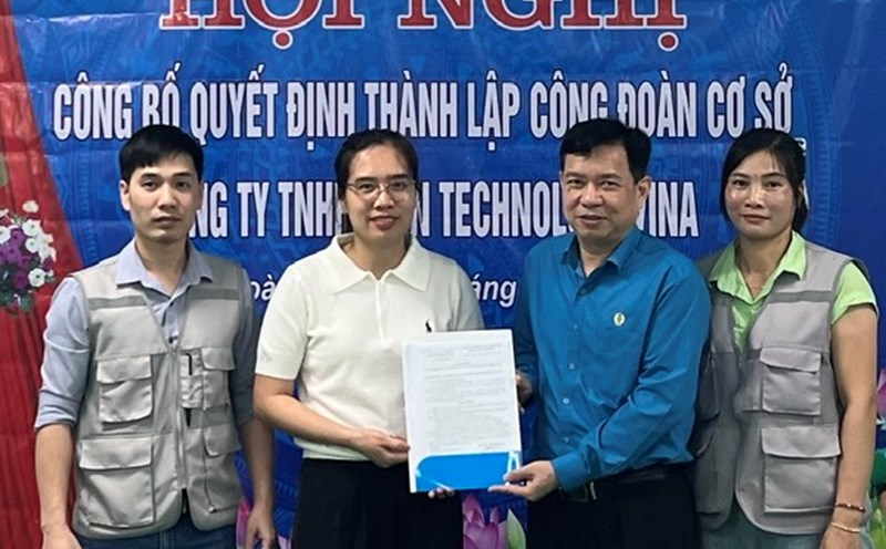 Leaders of the Bac Giang City Labor Federation presented the decision to establish a grassroots trade union. Photo: Bac Giang City Labor Federation.