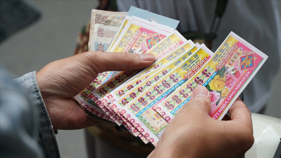 Lottery tickets of Vinh Long Lottery One Member Co., Ltd. Photo: Ta Quang