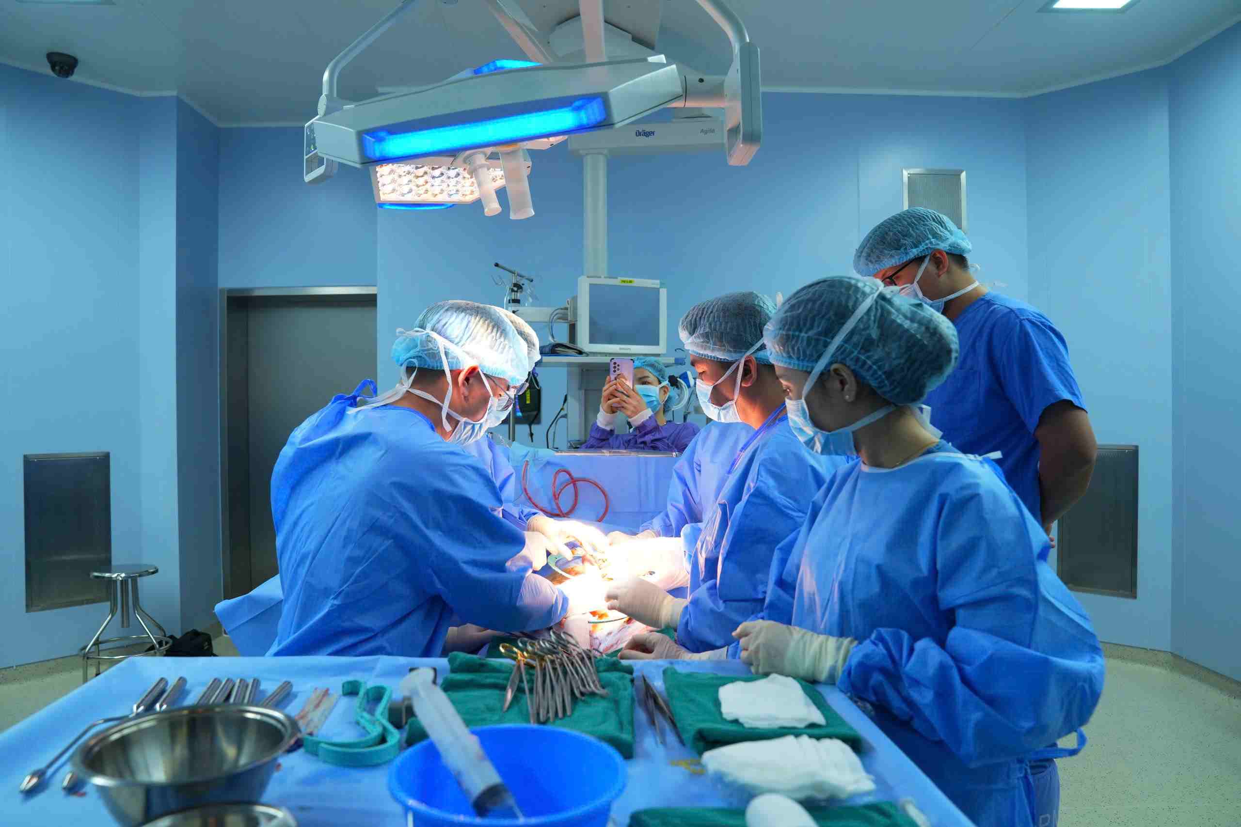 Medicos de cirugia para pacientes con impotencia debido al autotratamiento de enfermedades masculinas. Foto: Military Central Hospital 108