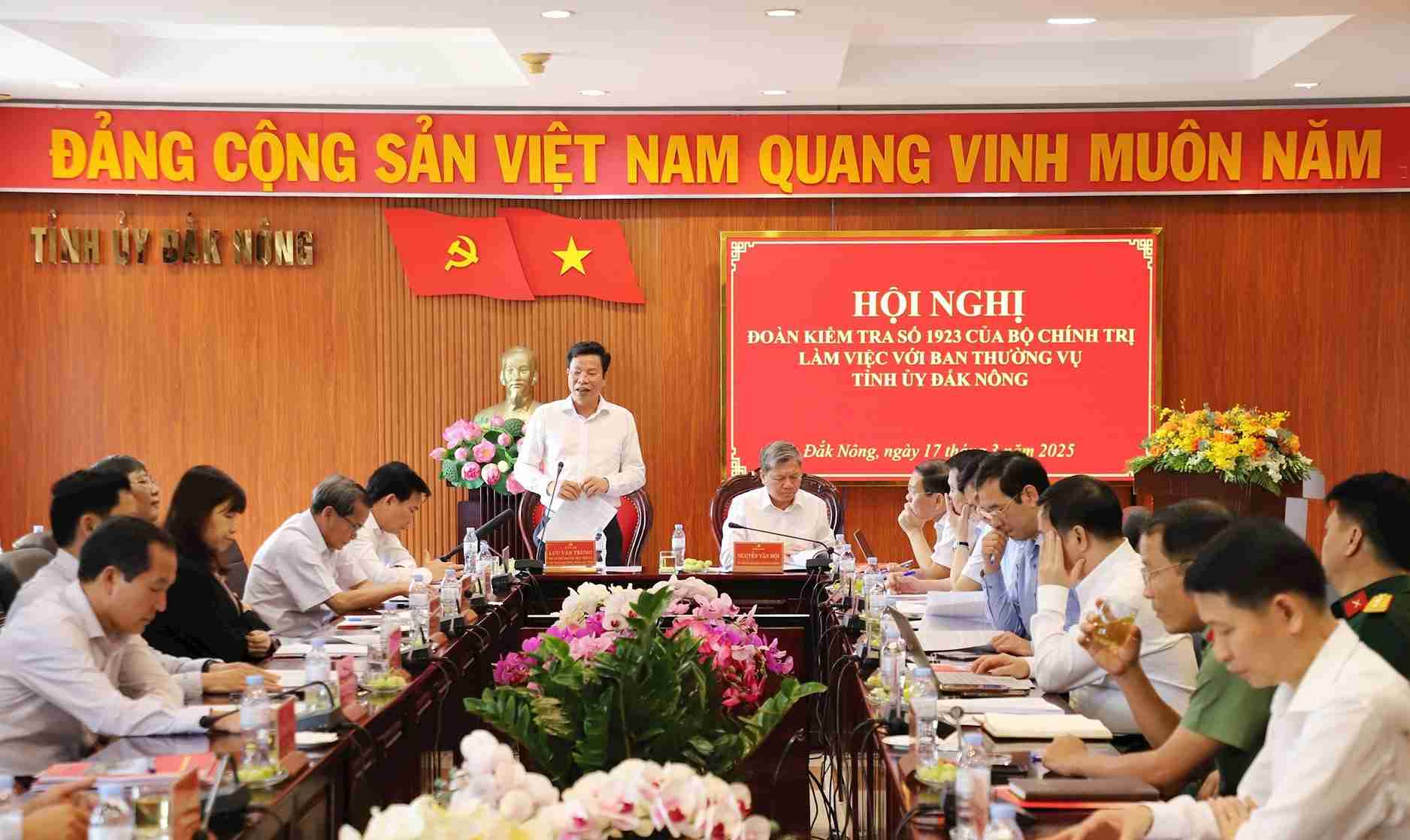 Quang canh buoi lam viec. Anh: Phan Tuan