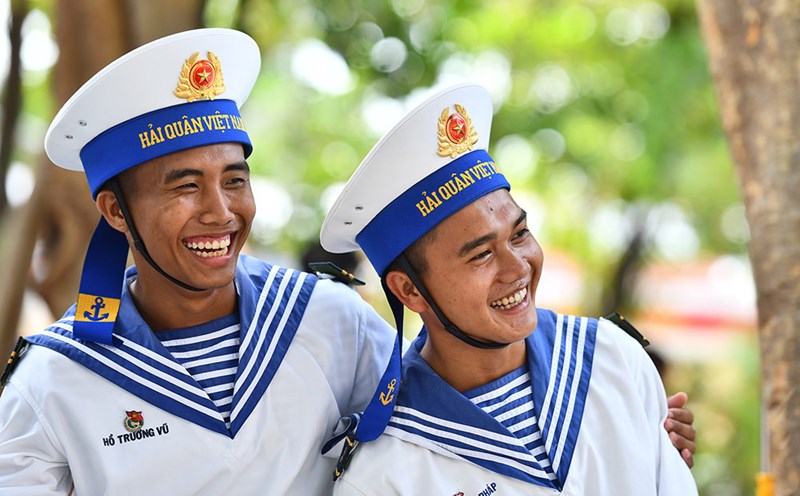 The work Proud of Truong Sa Soldier by author Dang Khoa - Nhan Dan Newspaper.