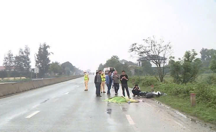 The scene of the accident where the man on the motorbike died on the spot. Photo: Quang Tuan.
