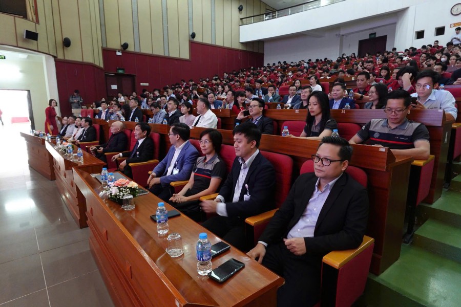 Ong Nguyen Van Thanh - Chu tich HDQT Cong ty VCC (hang dau, ngoai cung ben phai) tai buoi ky ket. Anh: NVCC