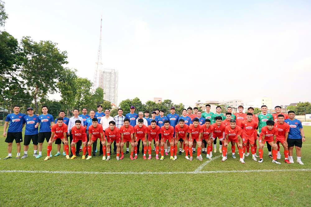 Toan doi chup anh ki niem truoc khi lanh dao VFF va lanh dao Lien doan bong da tinh Binh Duong ra ve.