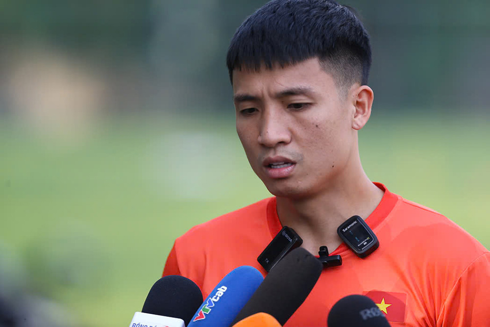 Center back Bui Tien Dung answered an interview during the afternoon session of March 17 of the Vietnam team preparing for the match against Cambodia. Photo: Thanh Vu
