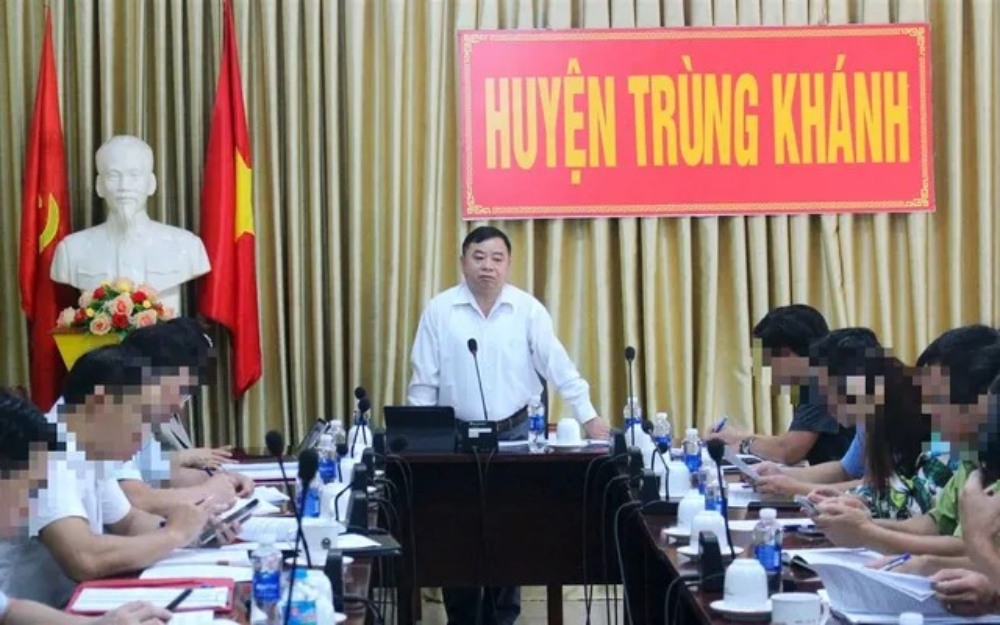 Mr. Hoang Van Hao - Vice Chairman of Trung Khanh District People's Committee (standing) - was proposed to be disciplined and removed from all positions in the Party. Photo: Trung Khanh District Electronic Information Portal.