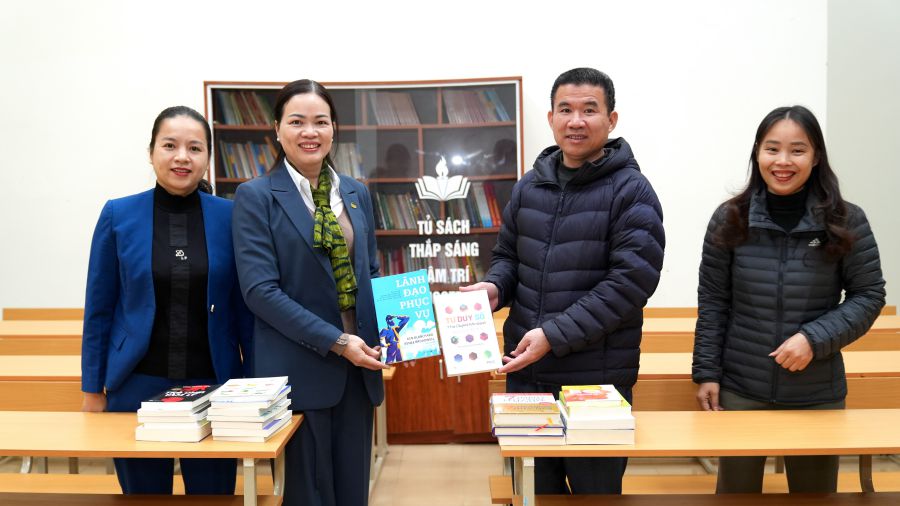 Long Bien District Labor Federation hands over the sets of books to the Trade Union Bookcase at the Workers' Cultural Activity Point. Photo: Do Thi Phuong