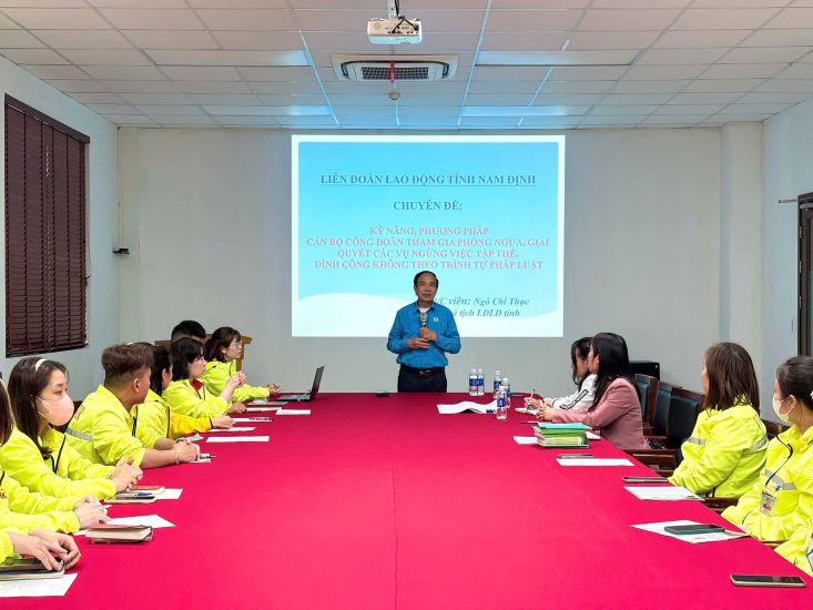 Training on collective work stoppage prevention skills for grassroots union officials, union members and workers in Nam Dinh. Photo: Nam Dinh Trade Union