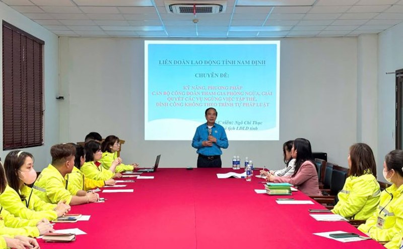 Training on collective work stoppage prevention skills for grassroots union officials, union members and workers in Nam Dinh. Photo: Nam Dinh Trade Union